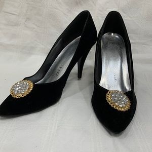 BOUTIQUE VINTAGE 90s VELVET PUMPS